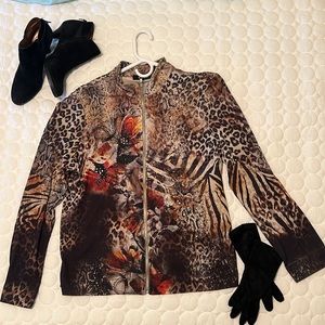 Gorgeous light-weight zip front jacket with some stretch. Lovely animal print!